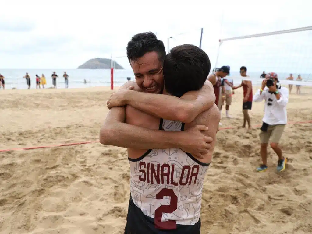 Deportistas sinaloenses se abrazan tras ganar en vóley de playa