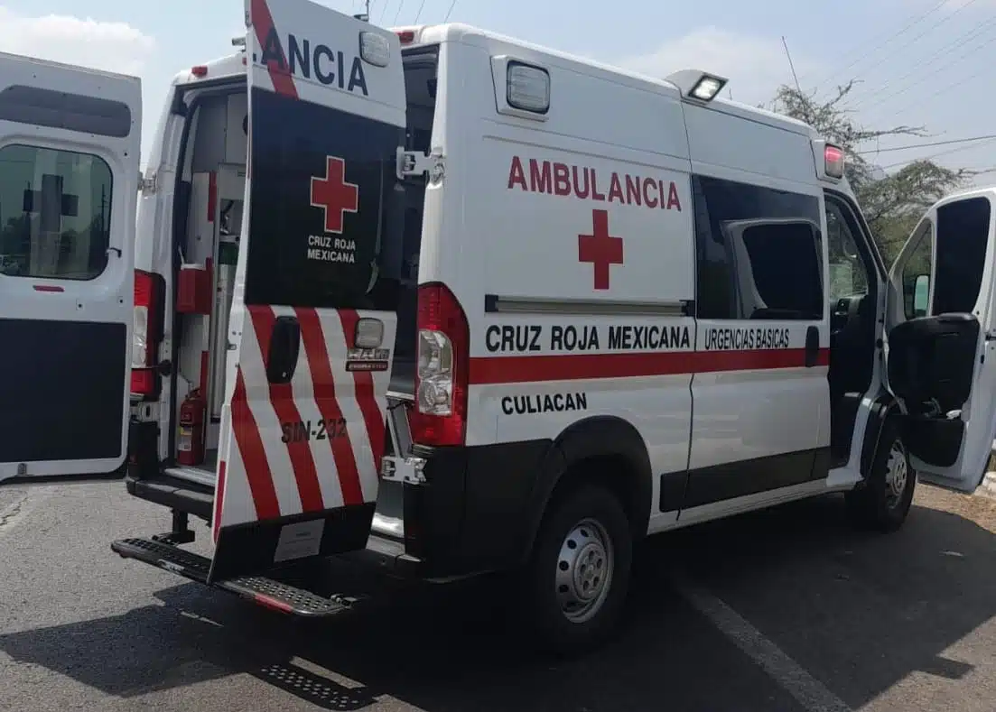 Ambulancia de la Cruz Roja con las puertas abiertas