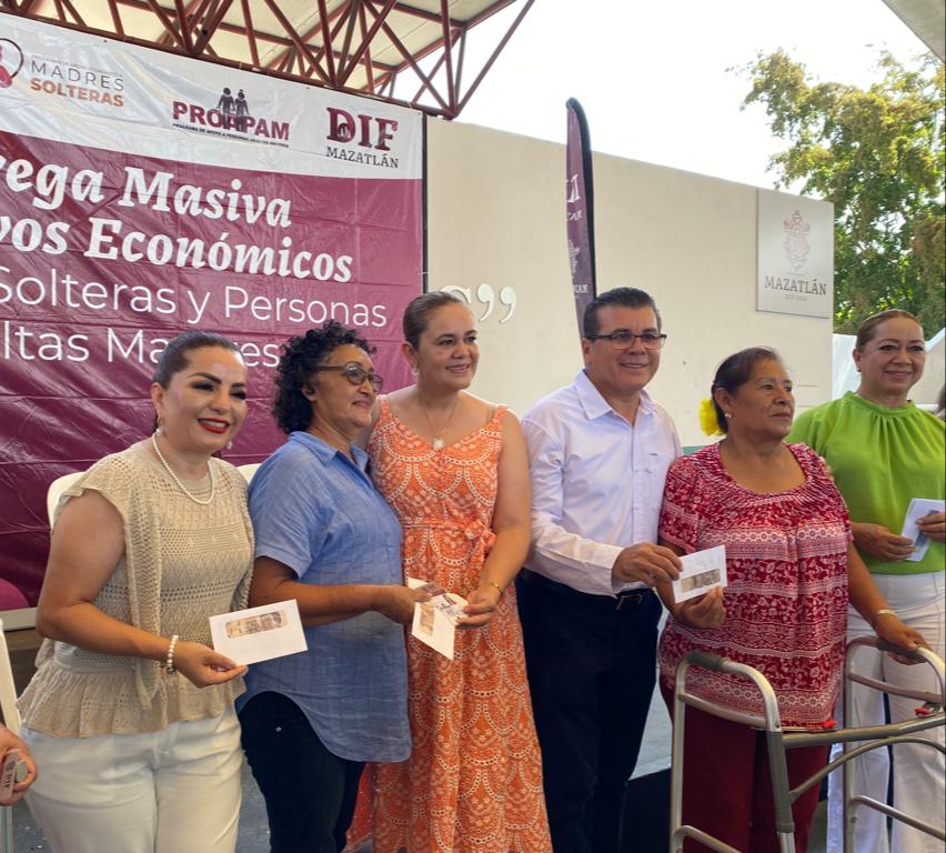 Autoridades de Mazatlán presentes en la entrega de apoyos económicos a mamás solteras y adultos mayores