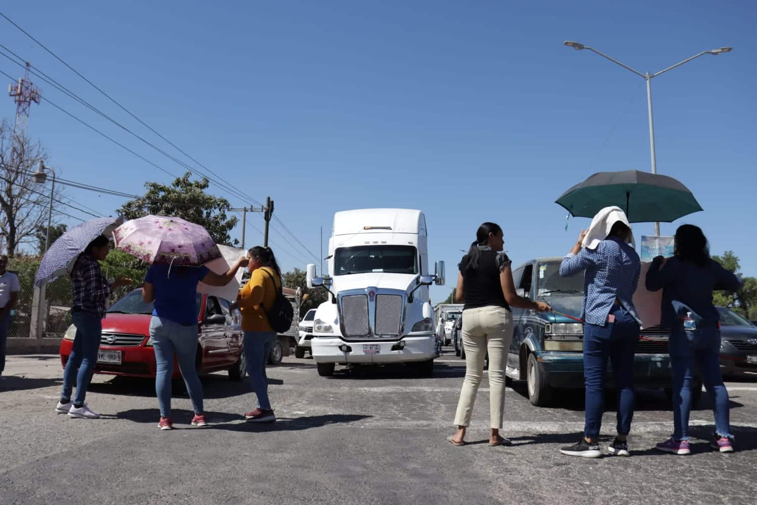 Por miedo a que les caiga el techo encima, padres de la primaria 