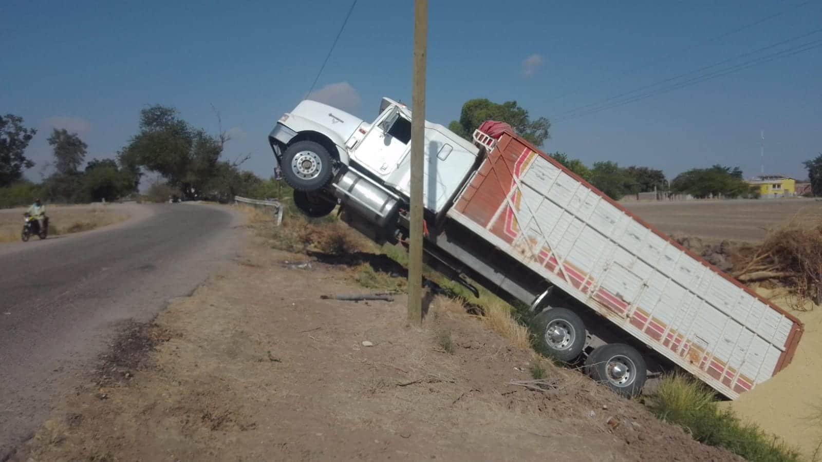 Accidente camión de maíz Guasave
