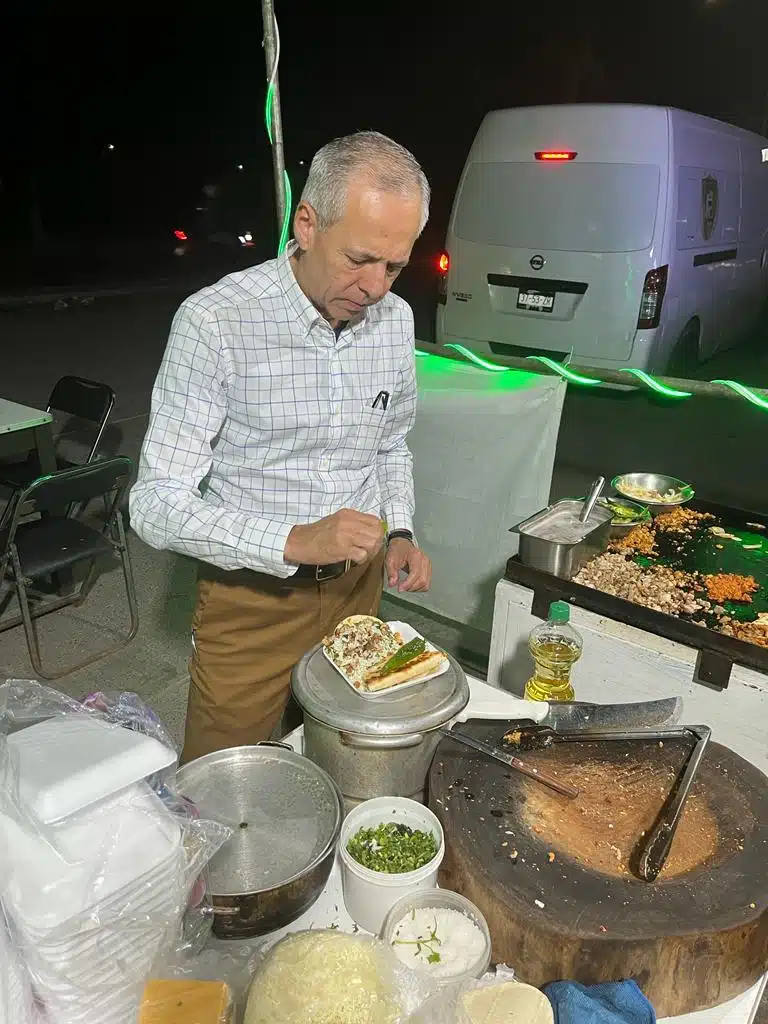 Alcalde Gerardo Vargas asiste a comer tacos a "Los Jariosos" en Los Mochis