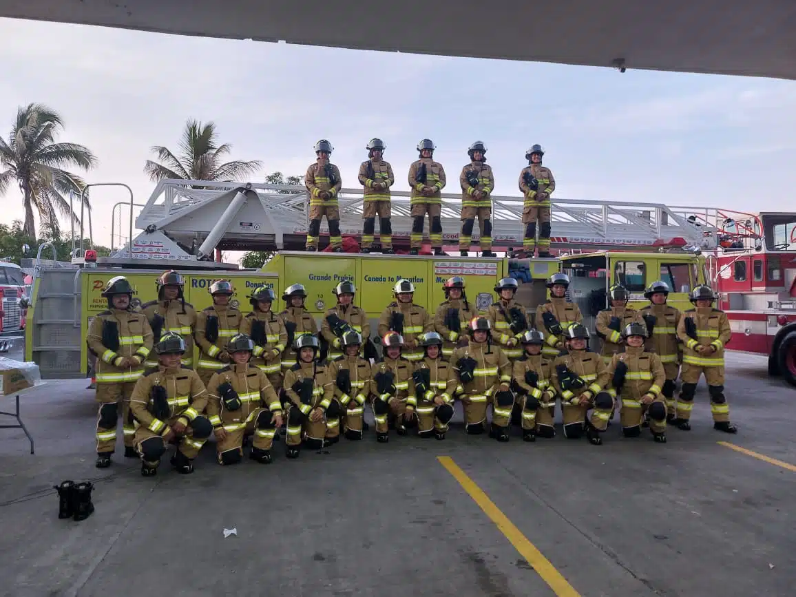 Bomberos Mazatlán reciben uniformes nuevos y hechos a su medida por primera vez en 81 años