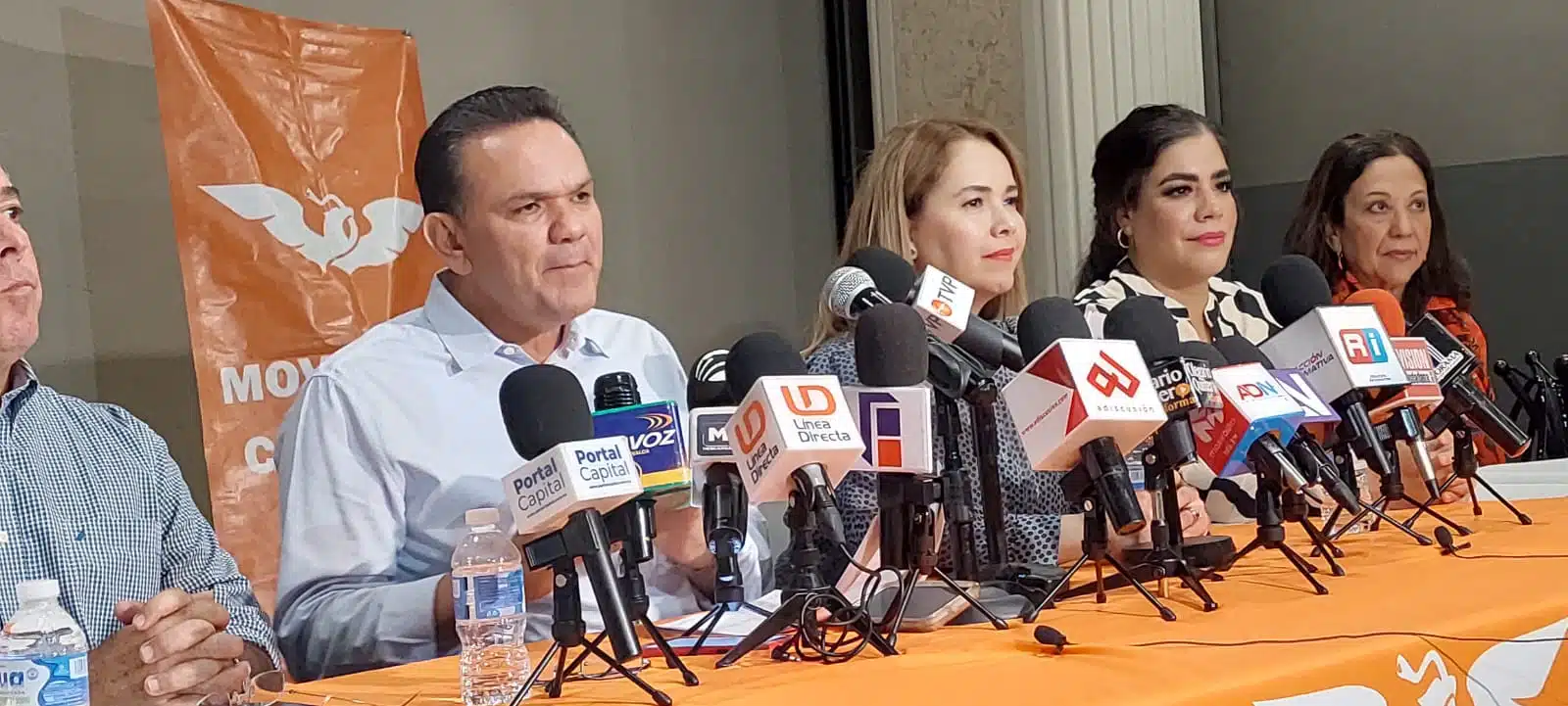 Sergio Torres Félix junto a otros representantes de Movimiento Ciudadano