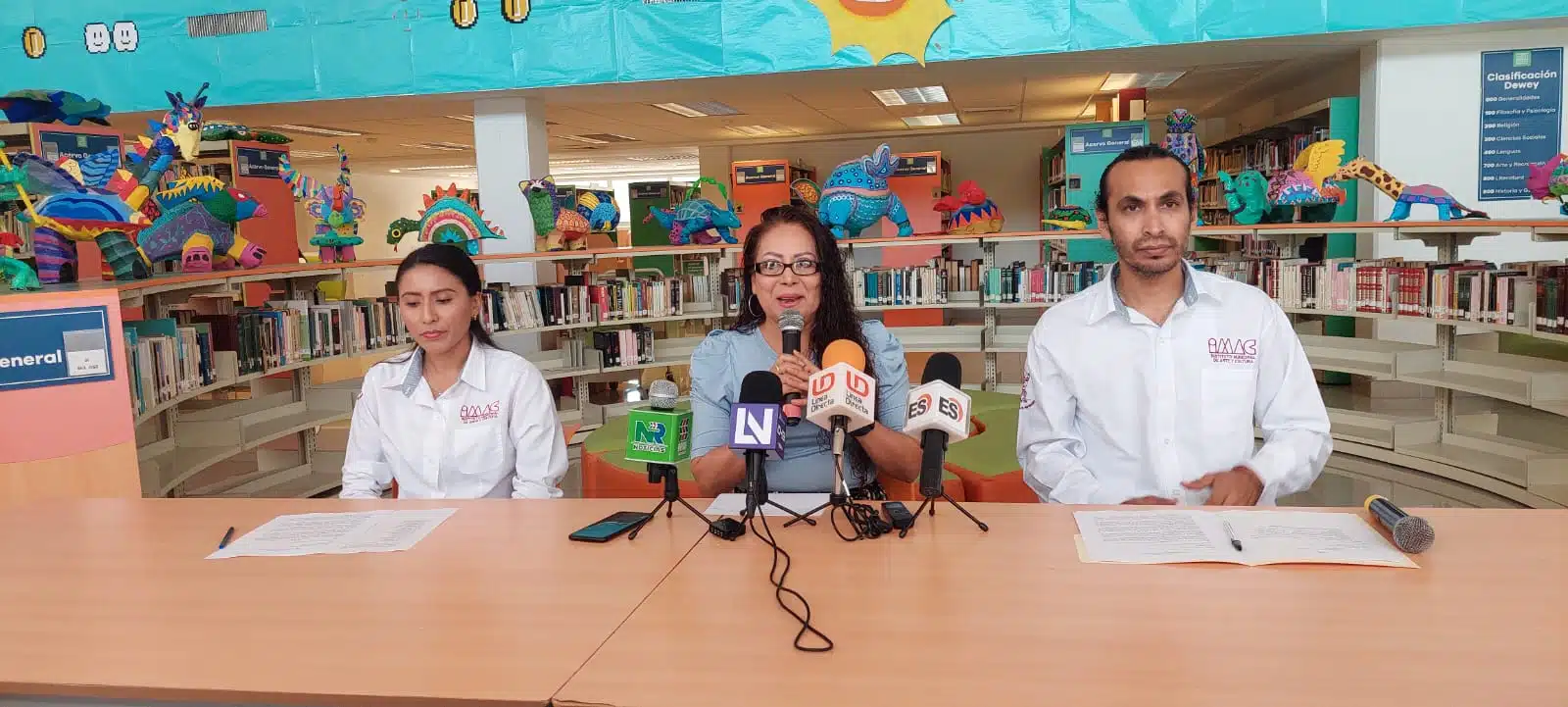 Gladis Aidé Gastélum Barreras, Ana Paola Covarrubias y Alejandro Álvarez en conferencia de prensa en la Biblioteca Pública Morelos