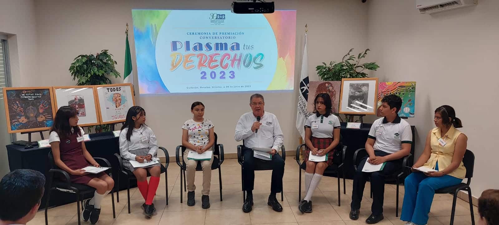 Organizadores, asistentes y participantes de “Plasma tus derechos”