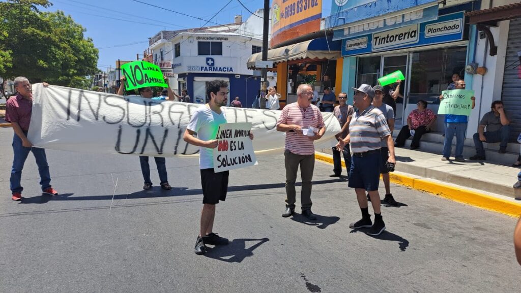 Vecinos y comerciantes cierran la avenida Insurgentes en Mazatlán