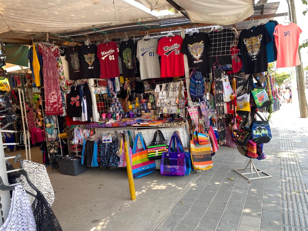 Puesto de souvenirs donde venden ropa, bolsos, entre otras cosas