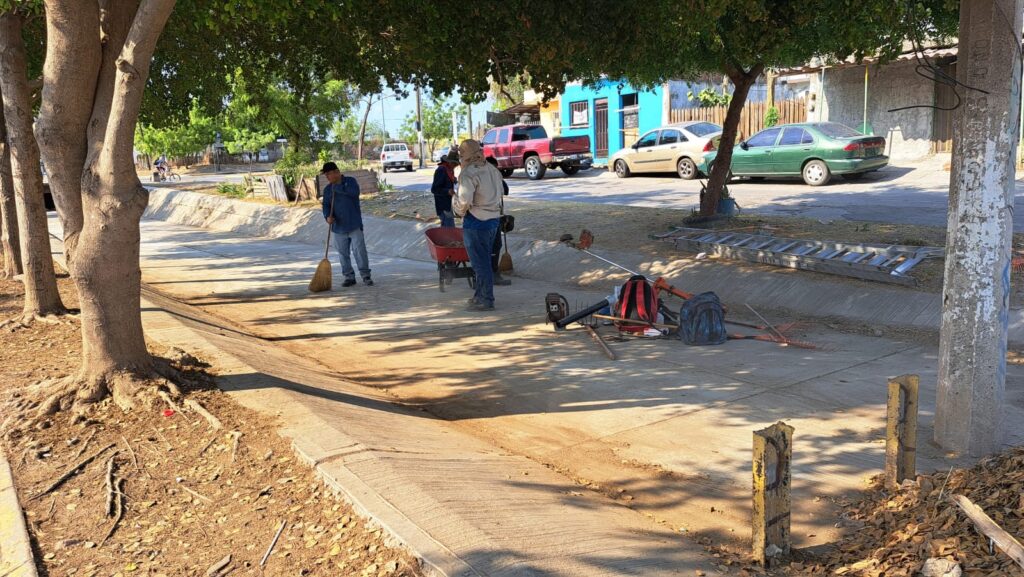 Alcalde atiende las necesidades de los vecinos de la colonia Genaro Estrada, Mazatlán