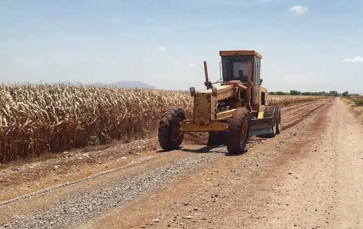 Reparan caminos de terracería para beneficiar sectores de agricultura y acuacultura en Angostura