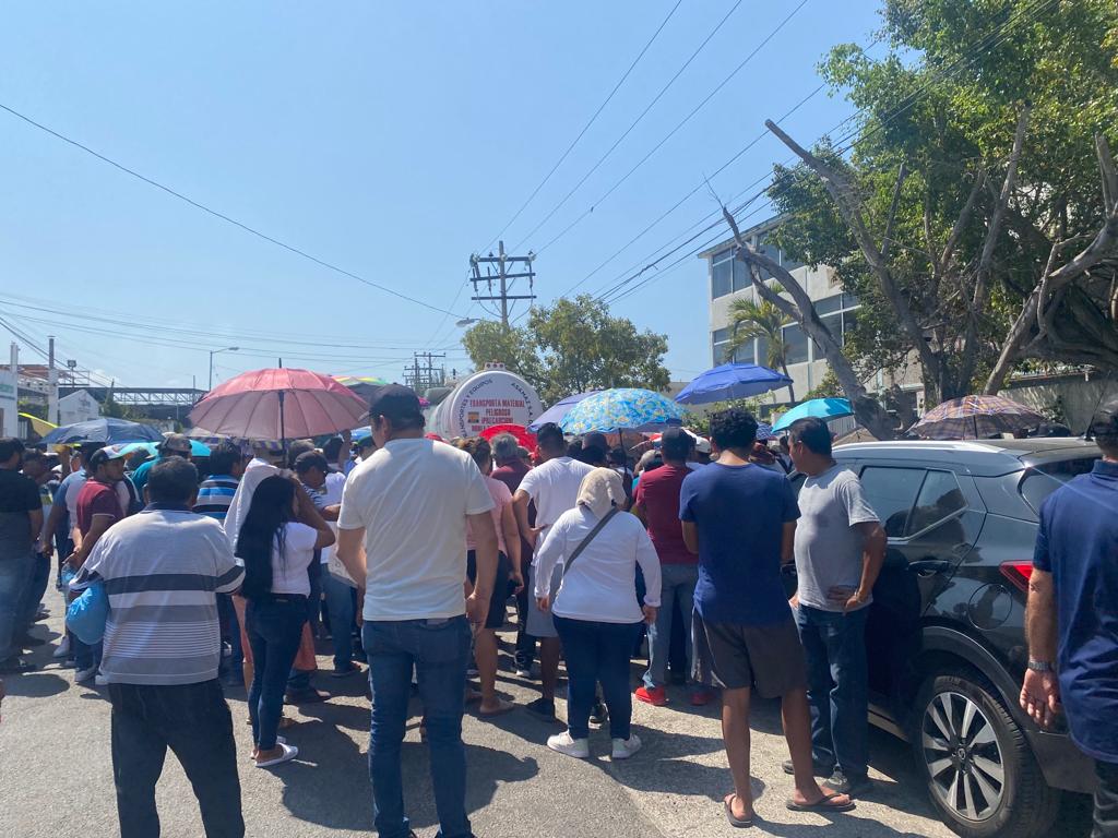 Vendedores de playa toman oficinas de Semarnat con banners y pancartas de colores