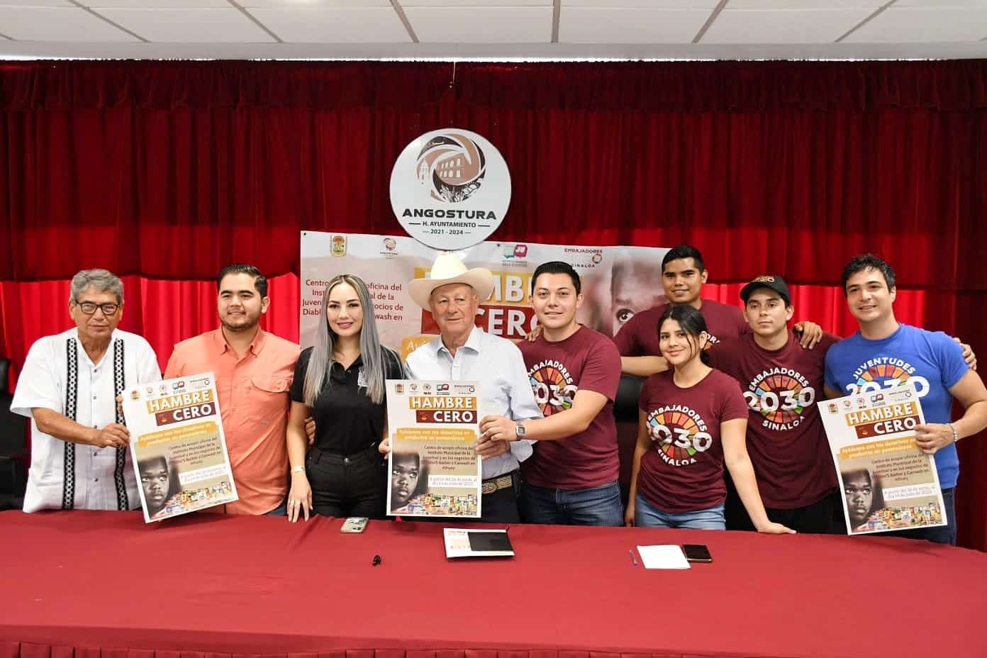 Alcalde de Angostura junto a representantes del Instituto Municipal de la Juventud