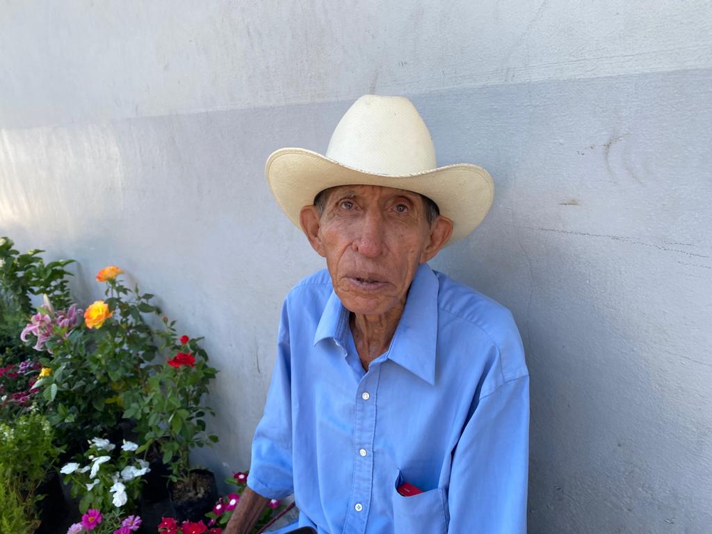 Don José Luis Colio sentado al lado de sus plantas