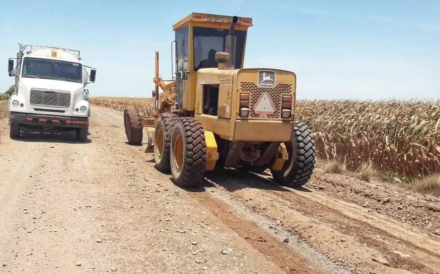 Reparan caminos de terracería para beneficiar sectores de agricultura y acuacultura en Angostura