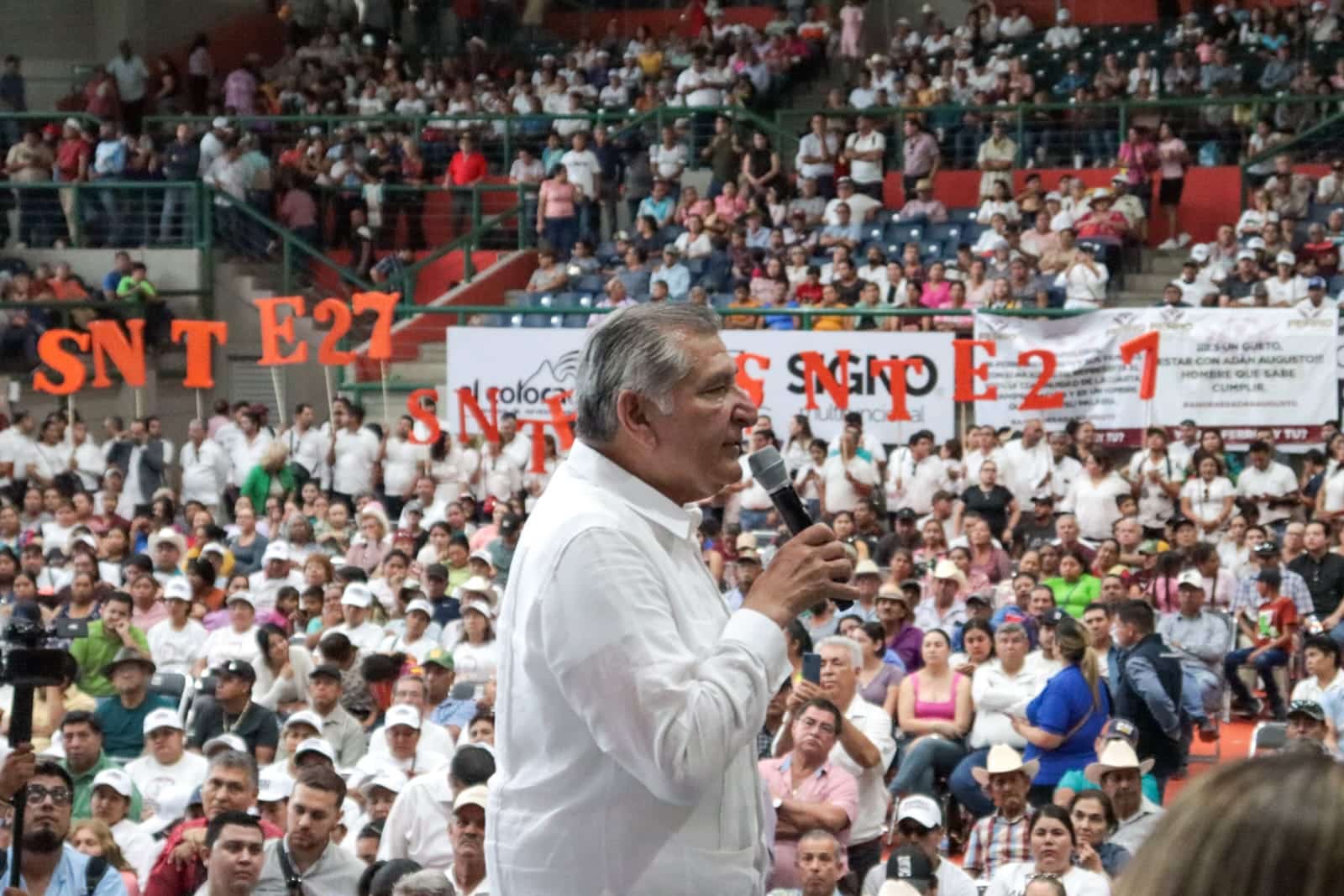 Adán Augusto López Hernández durante su mitin político en el CUM Los Mochis