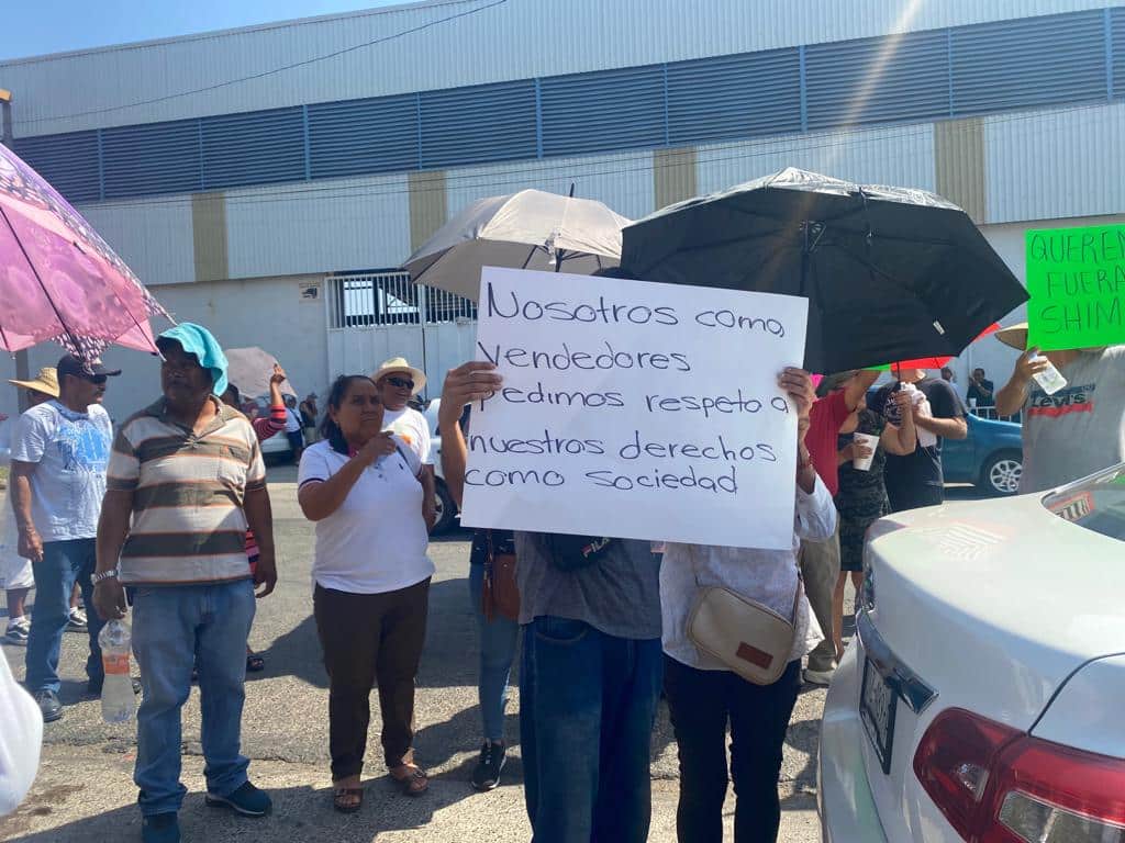Vendedores de playa toman oficinas de Semarnat con banners y pancartas de colores