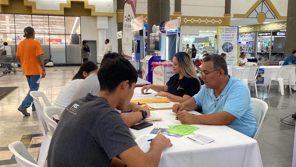 Interesados en conseguir trabajo asisten a la jornada “EmpléaT” en Mazatlán