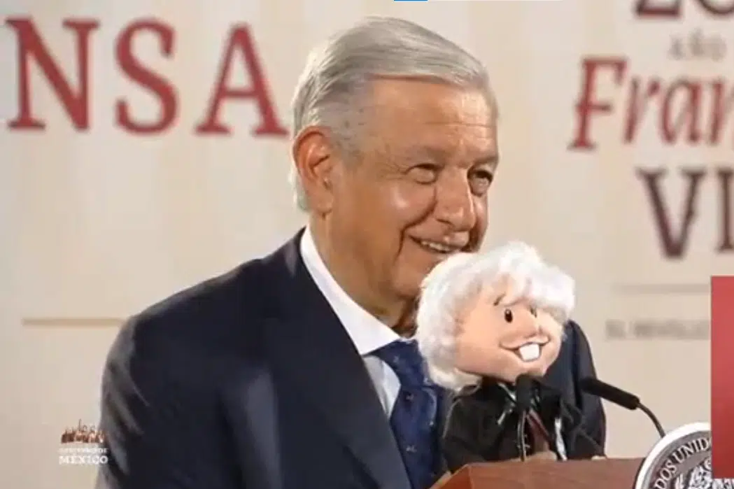 AMLO y muñeco parlante AMLITO