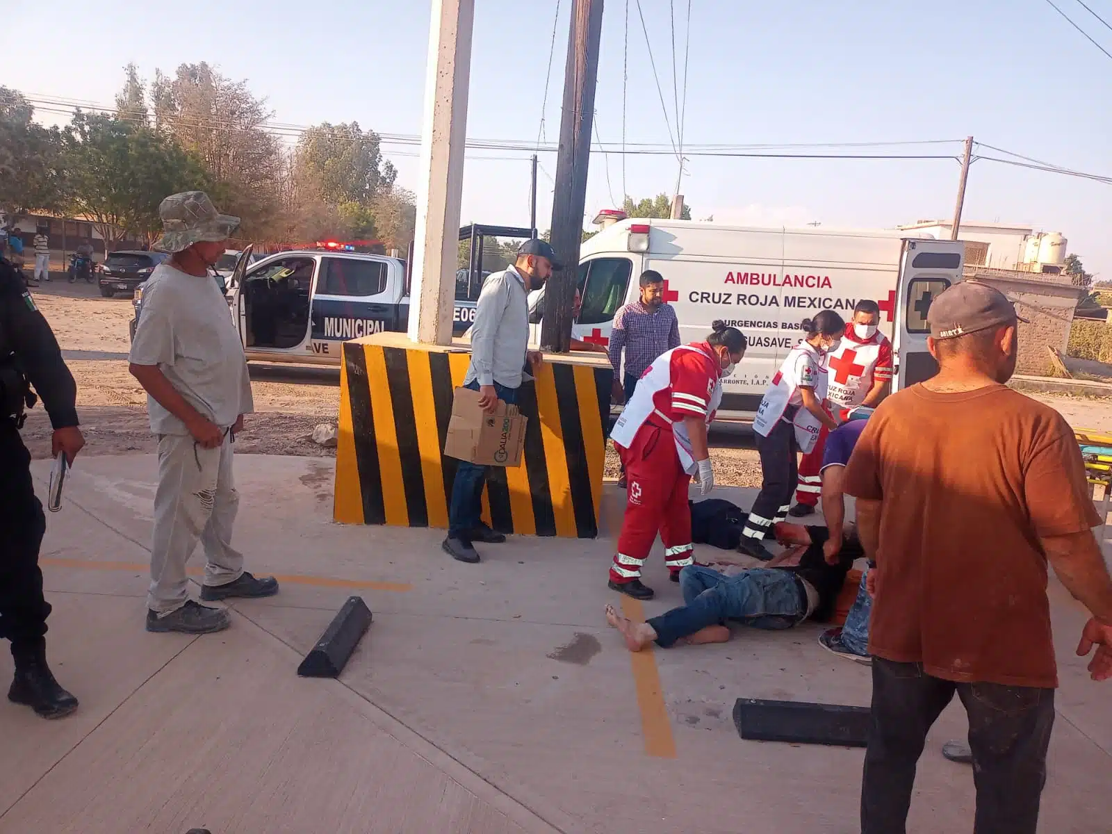 Paramédicos de Cruz Roja Mexicana brindaron los primeros auxilios al lesionado
