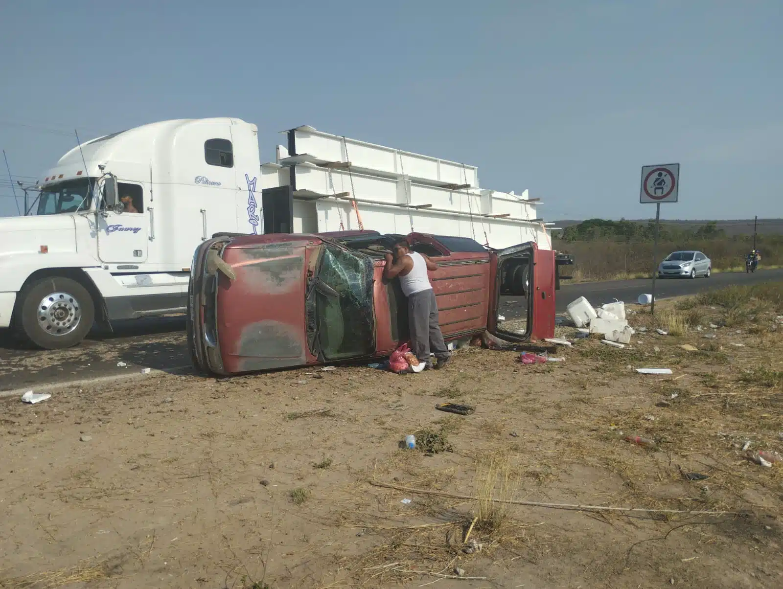 Del fuerte choque la camioneta terminó volcada hacia su lado izquierdo .