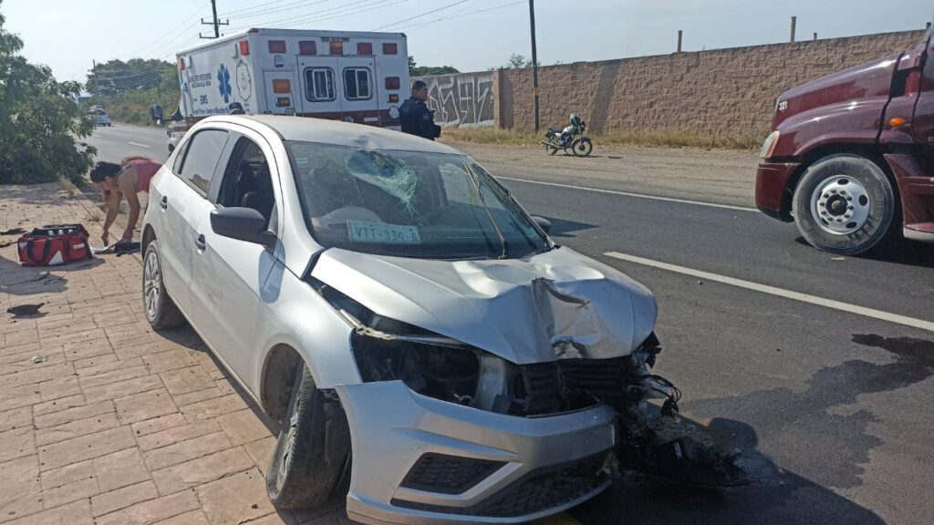 Automovilista termina en el hospital tras accidente por la México 15