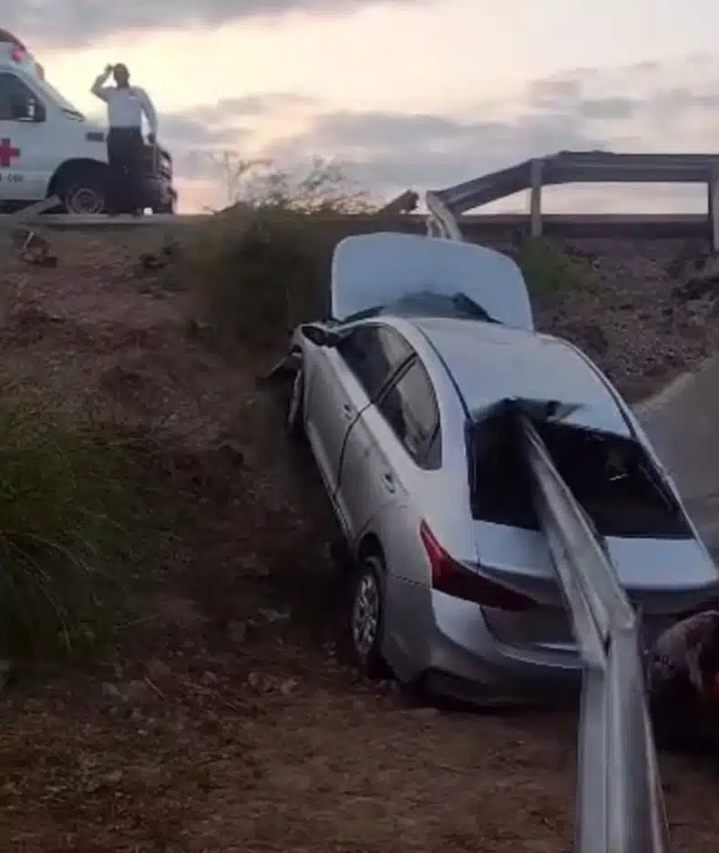 Valla de metal atraviesa un carro en la carretera Escuinapa-Teacapán