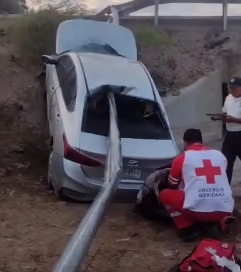 Valla de metal atraviesa un carro en la carretera Escuinapa-Teacapán