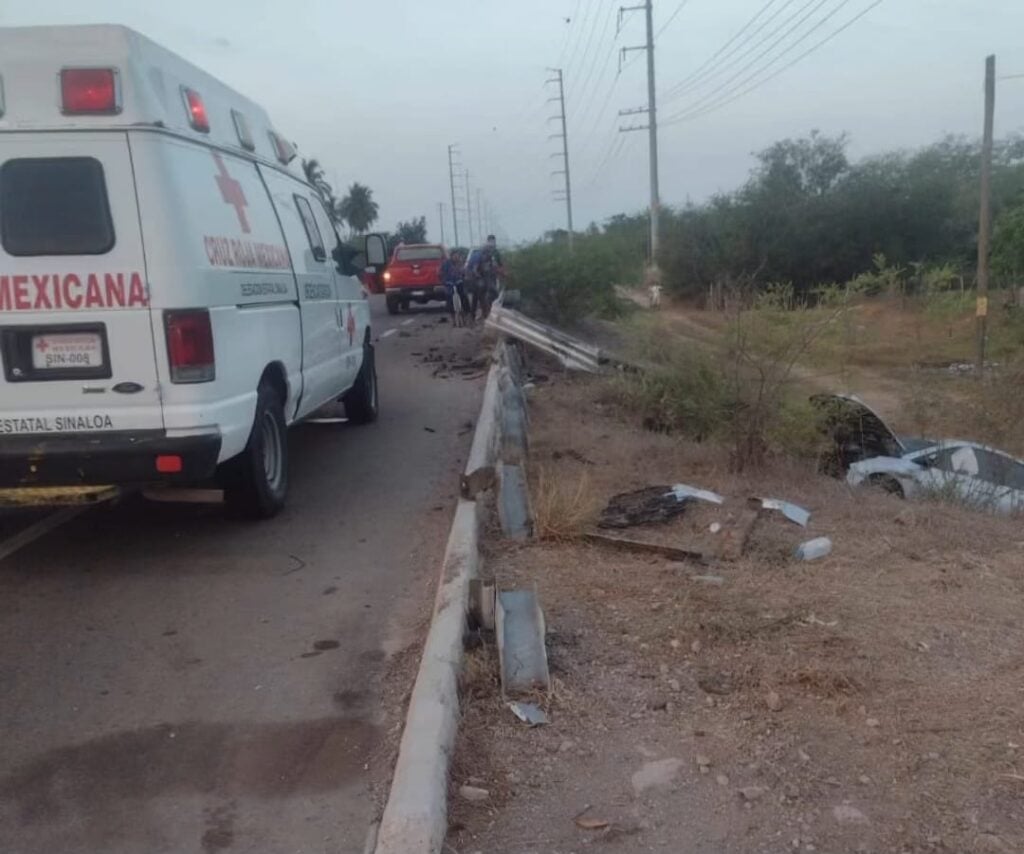 Ambulancia sobre la carretera Escuinapa-Teacapán