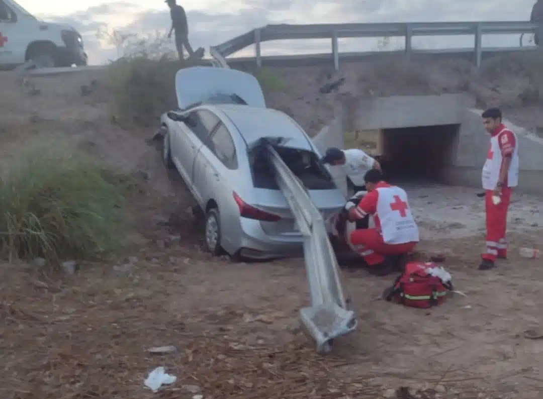 Valla de metal atraviesa un carro en la carretera Escuinapa-Teacapán