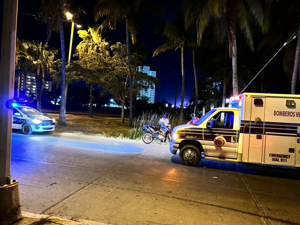 Motocicleta, ambulancia y policía municipal sobre la avenida Ejército Mexicano