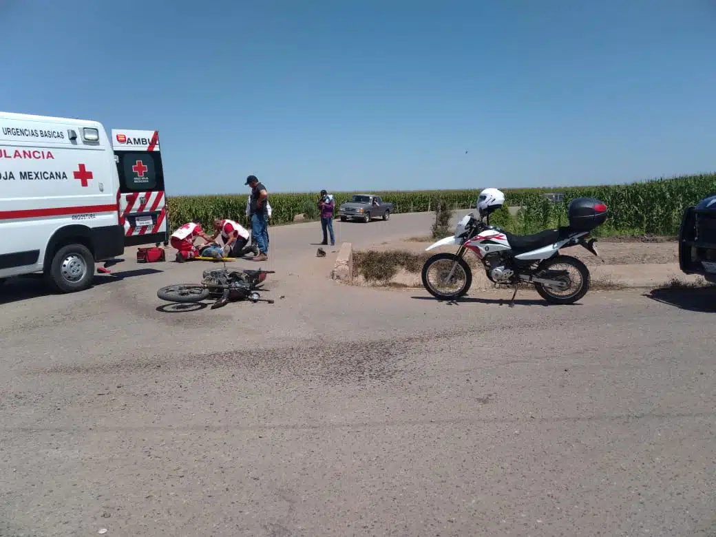 Accidente de motocicleta en Angostura paramédicos de Cruz Roja Mexicana