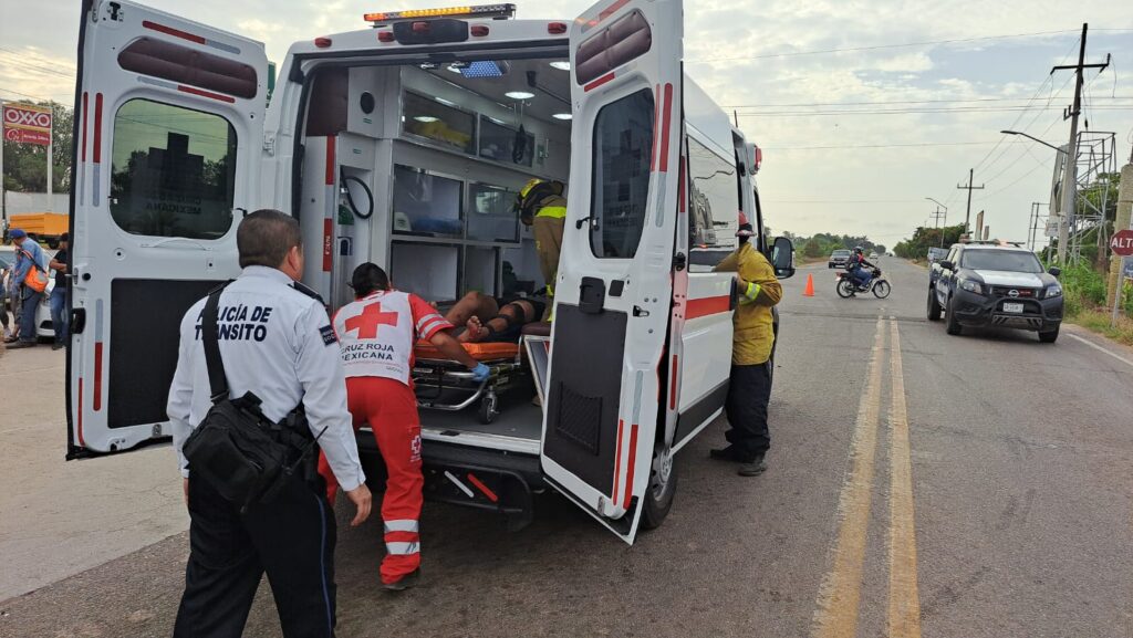 Paramédicos de Cruz Roja y un joven lesionado sobre la carretera hacía la playa Las Glorias