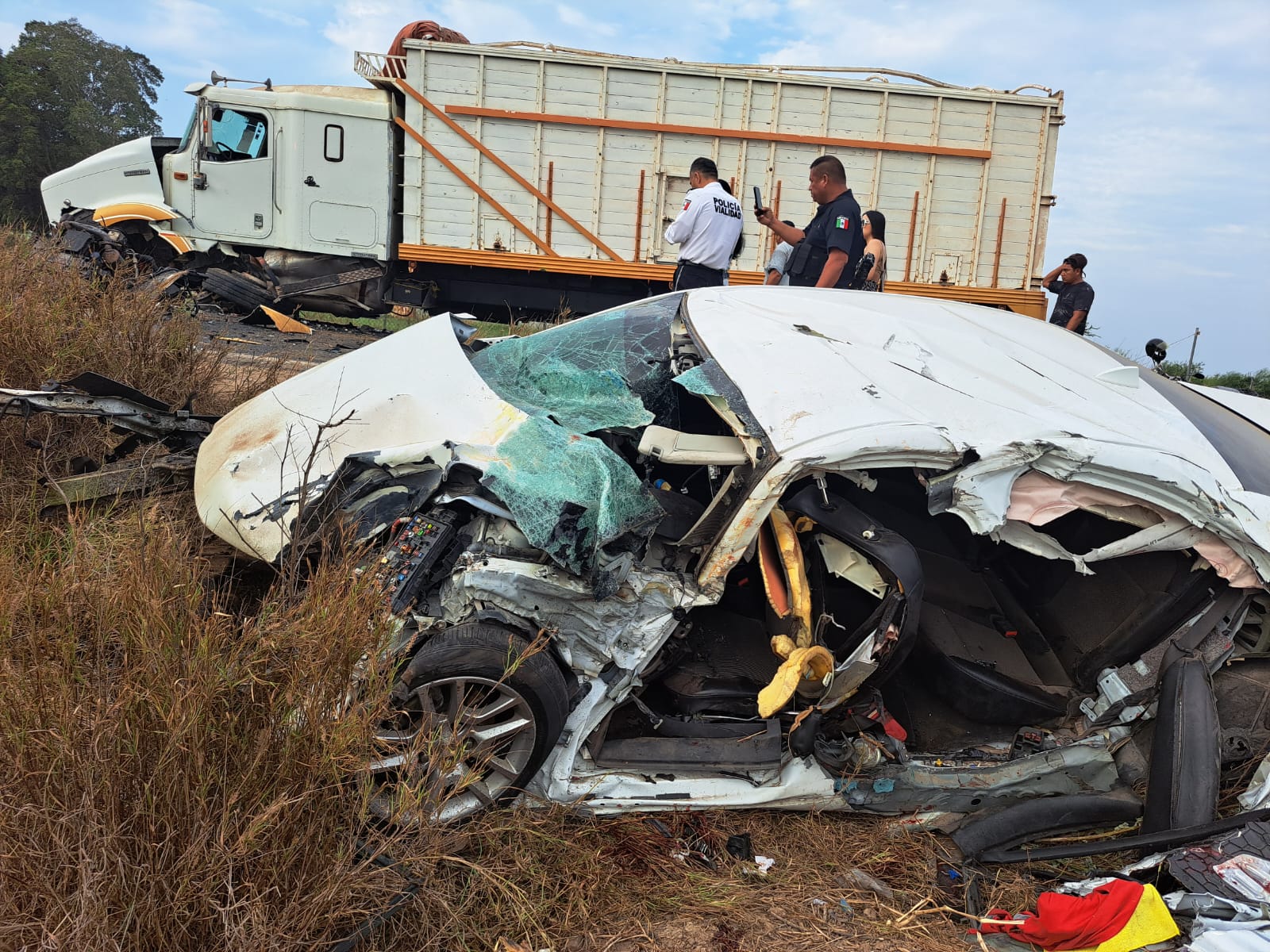 Torton quedó sobre la carretera que dirige a la playa Las Glorias y un automóvil sobre un costado del pavimento