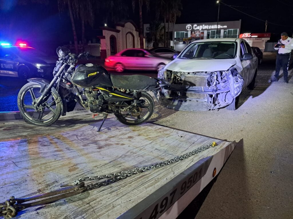 Accidente tipo choque entre un automóvil y una motocicleta en Culiacán