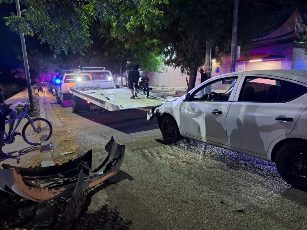 Accidente tipo choque entre un automóvil y una motocicleta en Culiacán