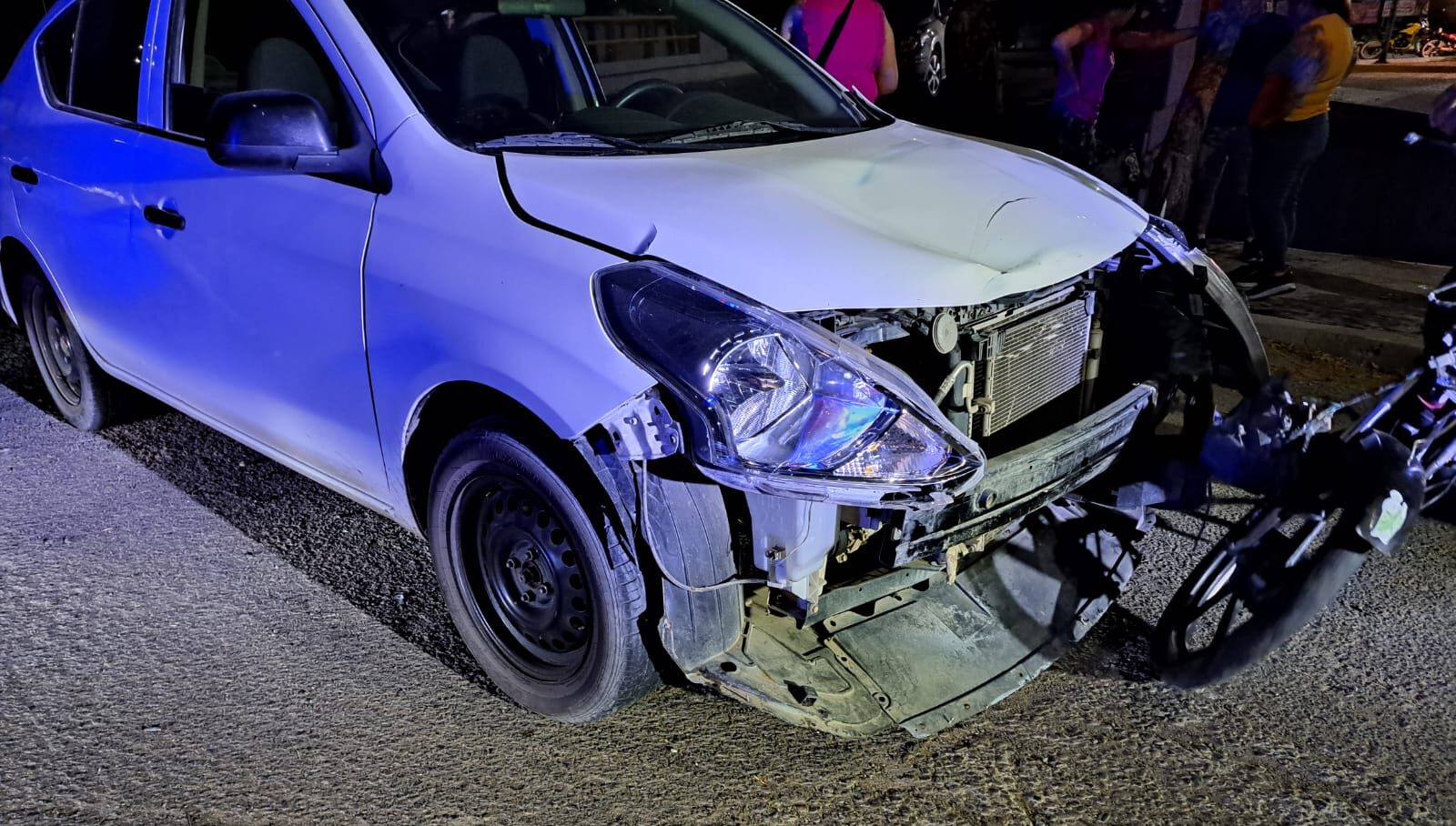 Accidente tipo choque entre un automóvil y una motocicleta en Culiacán