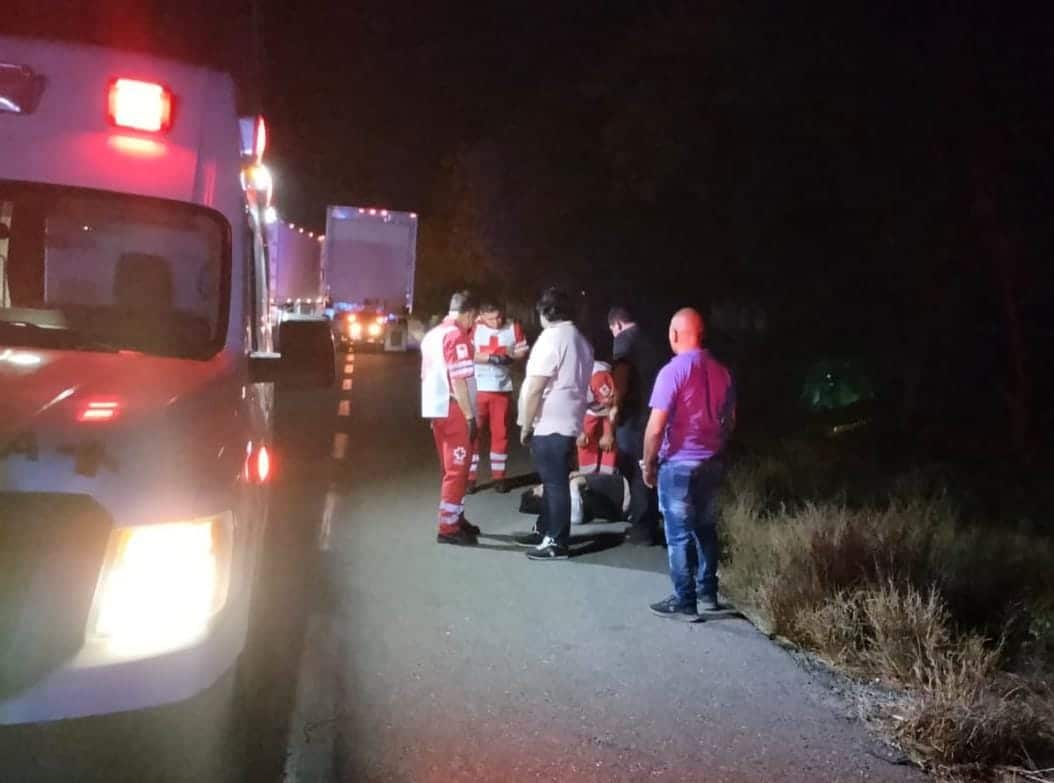 Accidente tipo volcadura de un tráiler en Guasave