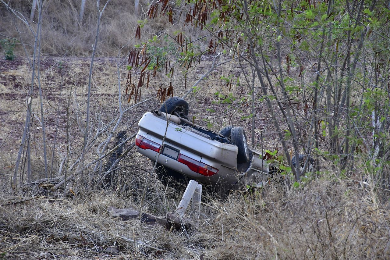 Accidente tipo volcadura por la carretera Guamúchil-Mocorito