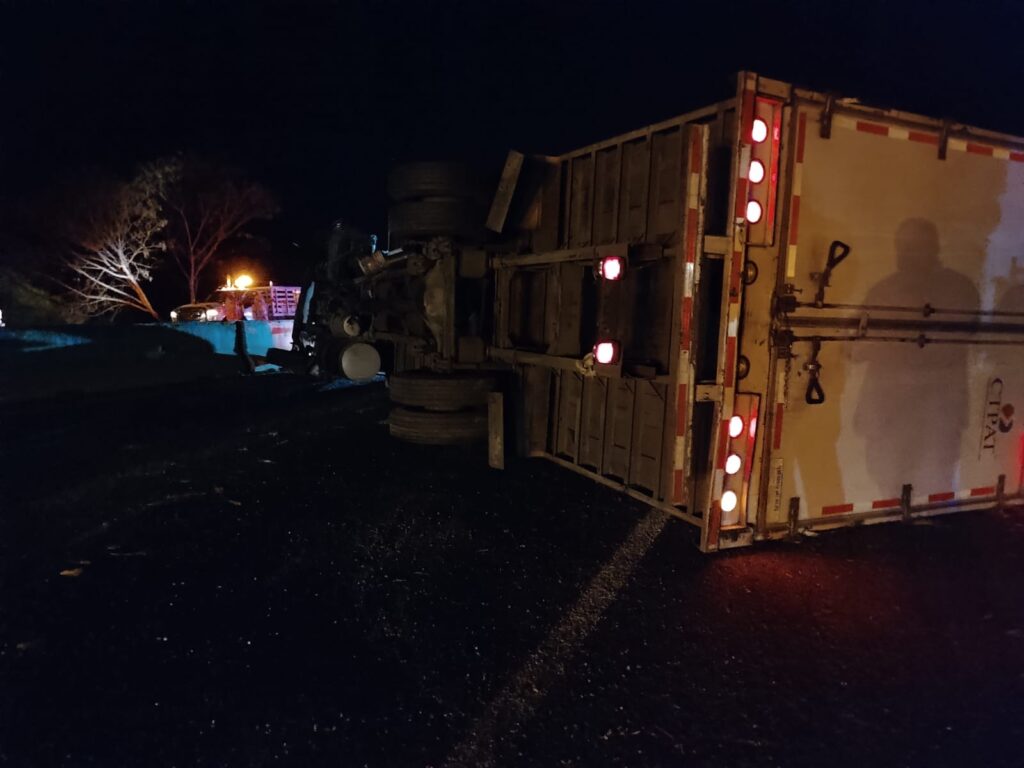 Trailer volcado sobre la carretera La Costerita en Angostura