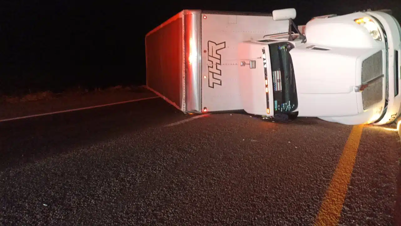 Tráiler volcado sobre la carretera La Costerita en Angostura