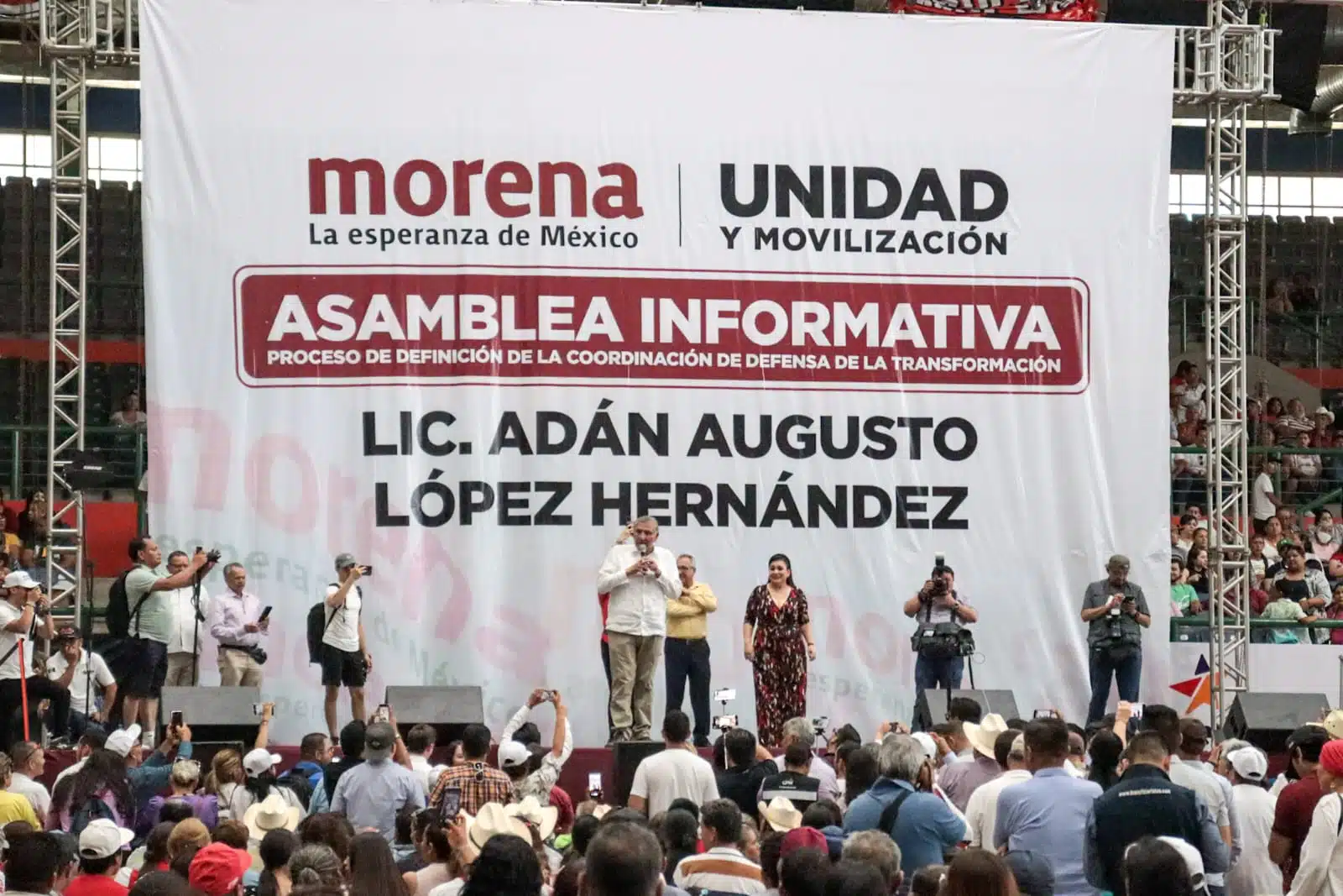 Adán Augusto López Hernández acompañado de la diputada Ana Ayala en el CUM Los Mochis