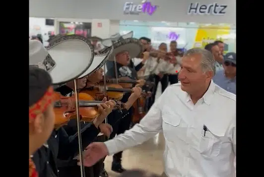 Adán Augusto López recibido con mariachi