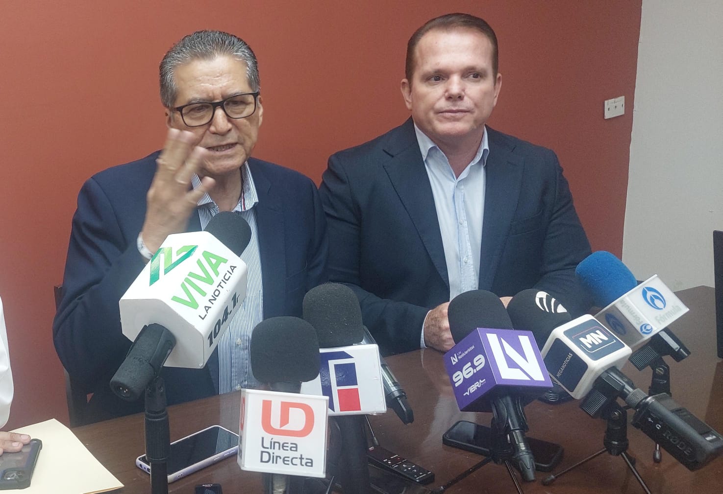 Adolfo Beltrán Corrales en conferencia de prensa