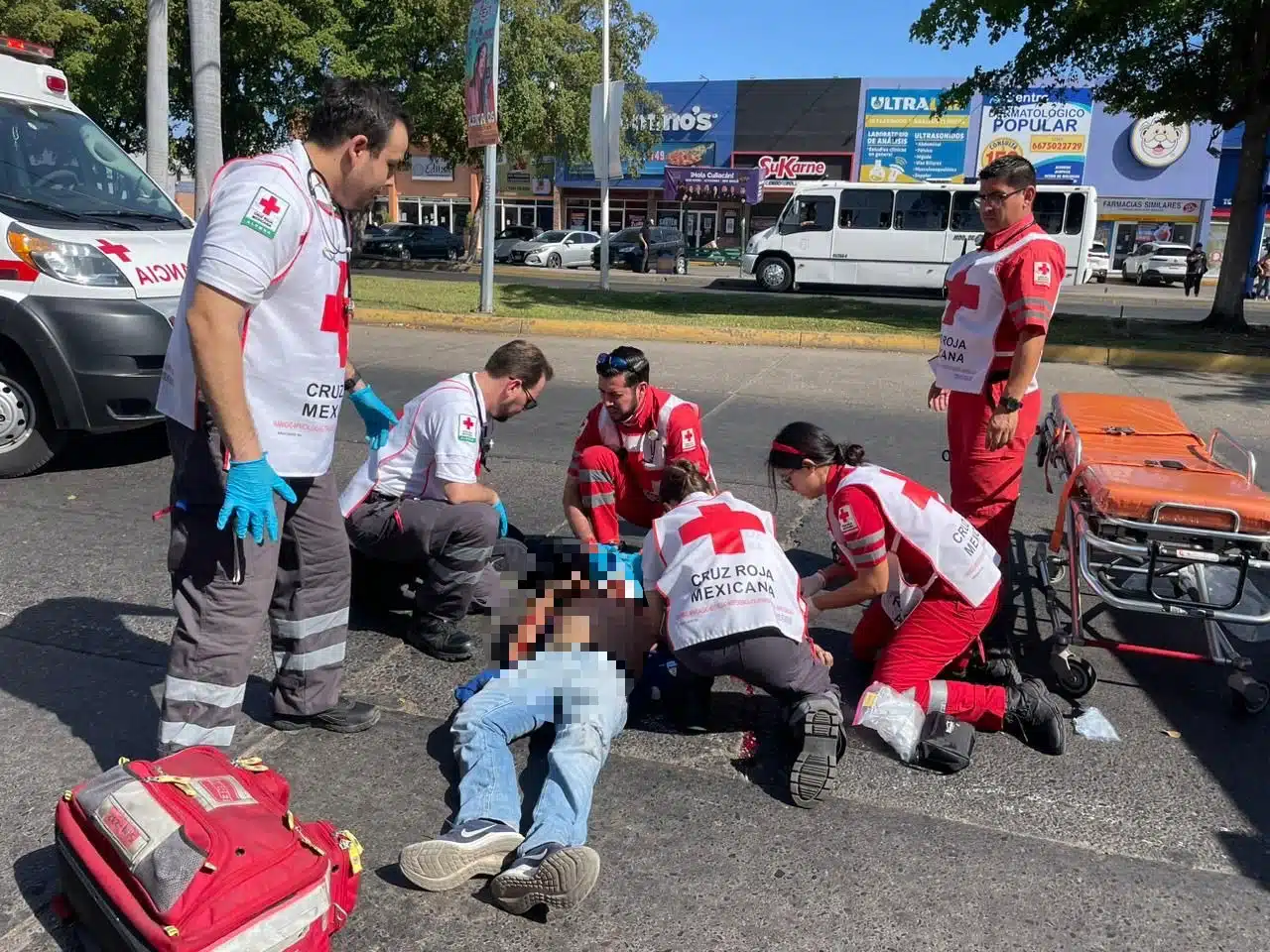 Adulto atropellado y paramédicos de Cruz Roja en Culiacán