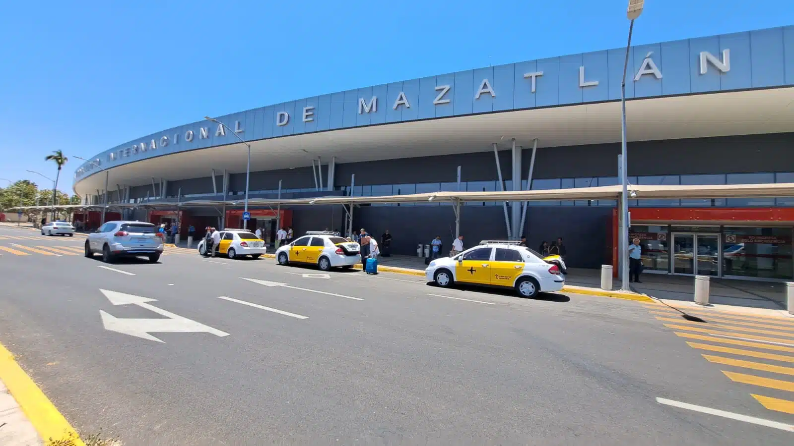 Alcalde de Mazatlán brinda apoyo a viajeros afectados por cierre del Aeropuerto de Culiacán