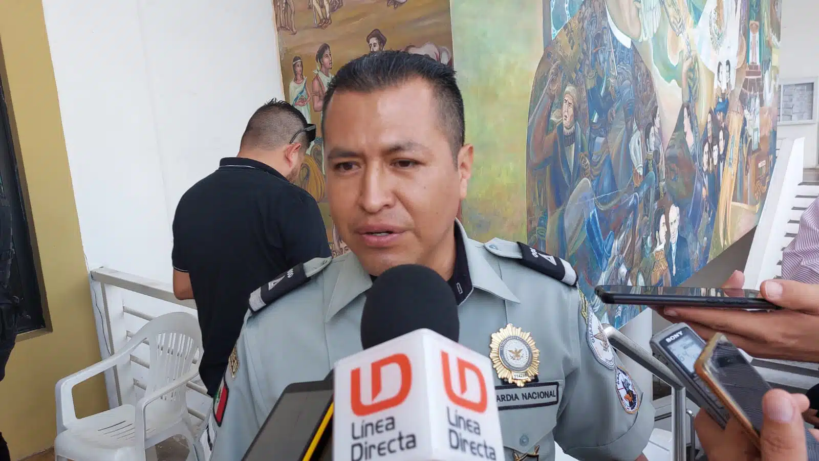 El Agente Mayor de la Guardia Nacional, Florentino Antonio Lechuga, es entrevistado por reporteros en Mazatlán