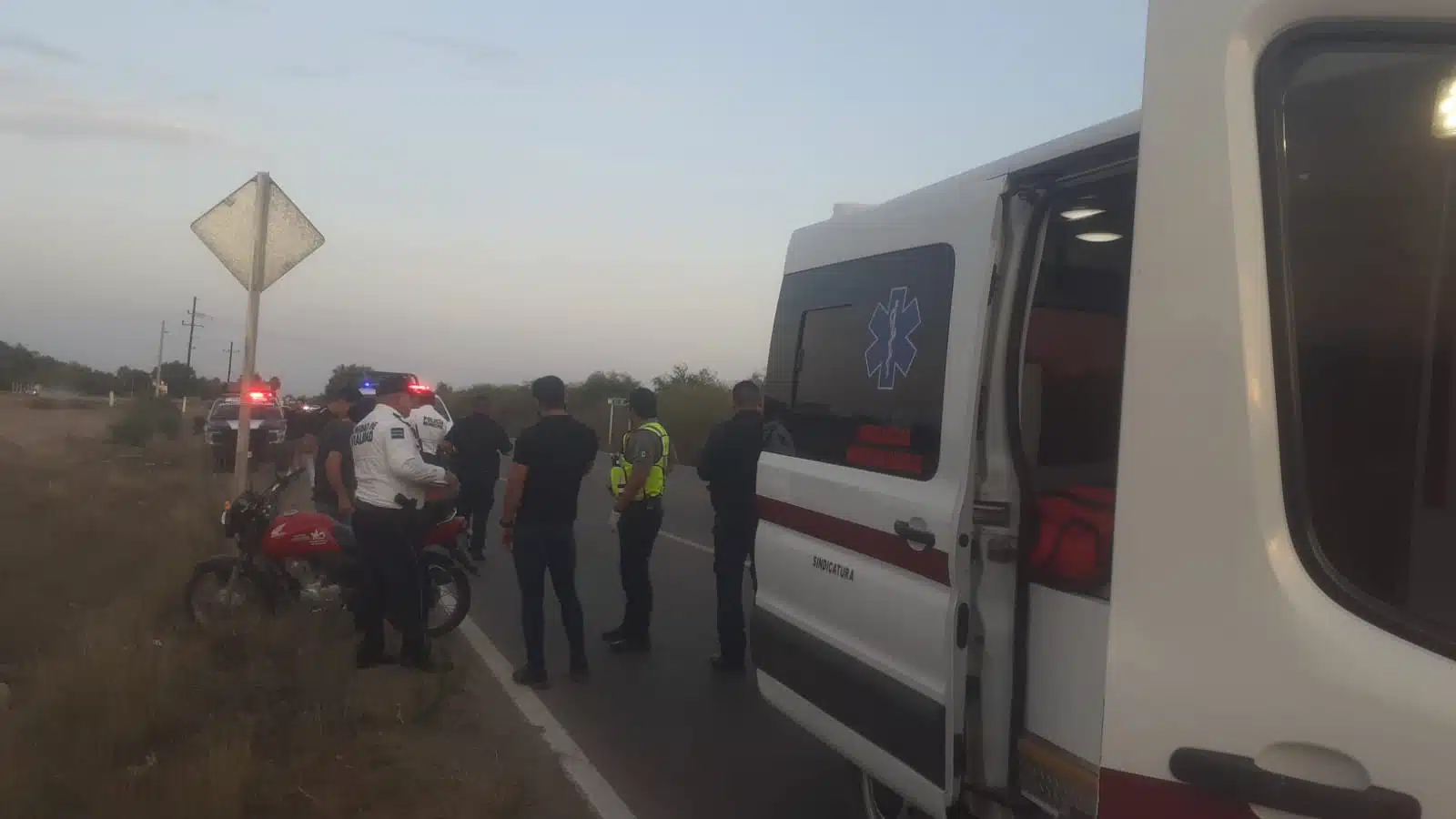 Agentes de Tránsito y ambulancia de SUMMA en el lugar del accidente
