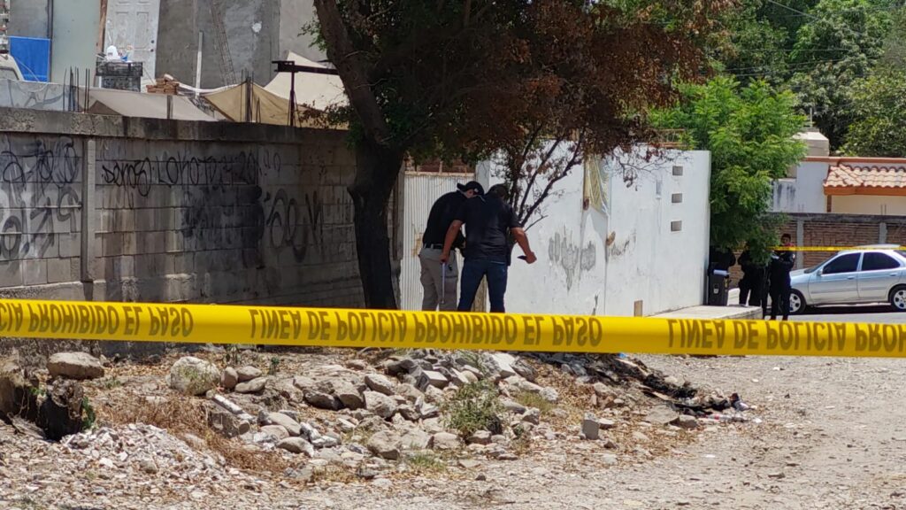 Agentes de investigación trabajan en el lugar donde se halló sin vida a un hombre este domingo