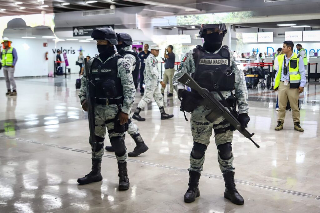Agentes de la Guardia Nacional resguardan al interior del Aeropuerto Internacional de Culiacán