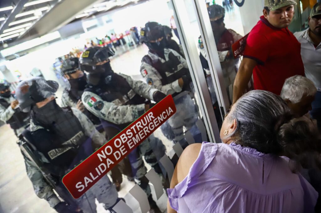 Agentes de la Guardia Nacional resguardan las puertas del aeropuerto de Culiacán